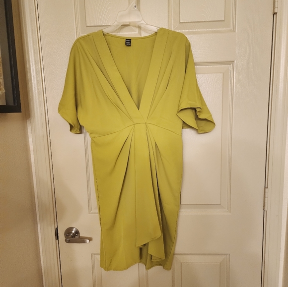 Batwing Rouched Dress - Picture 4 of 4